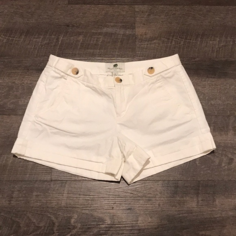 Banana Republic white cuffed chino shorts🟢